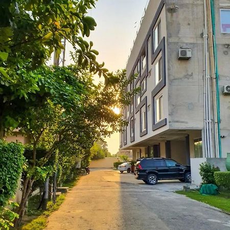 Furnished One-Bedroom Apartment For Rent Lahore Exterior photo